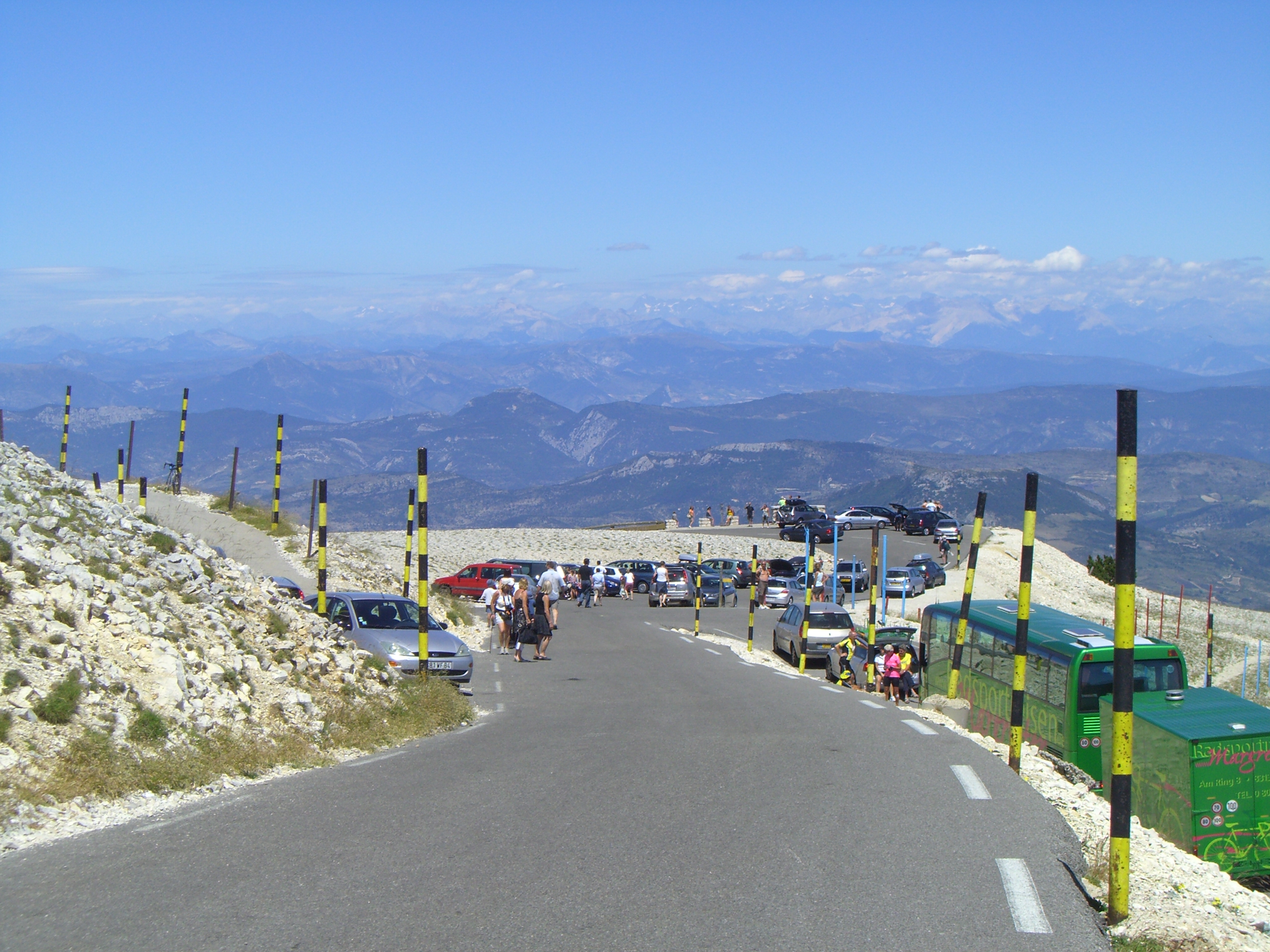 Support cars and tourists along Mont Ventoux