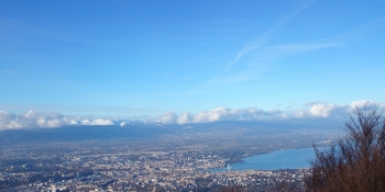 On this cycling tour, you'll experience amazing views over Lake Geneva. 