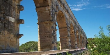 Visiter le Pont du Garde à vélo, classé au patrimoine mondial de l'UNESCO