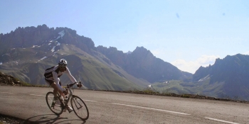 Séjour à vélo en passant par les cols des Alpes les plus célèbres. 