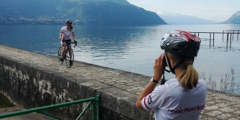 A vélo, sur les bords du lac du Bourget avant de grimper les Bauges 