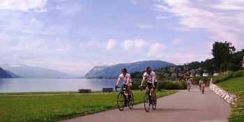 A vélo, le long du lac du Bourget entre Aix-les-Bains et Chambéry 